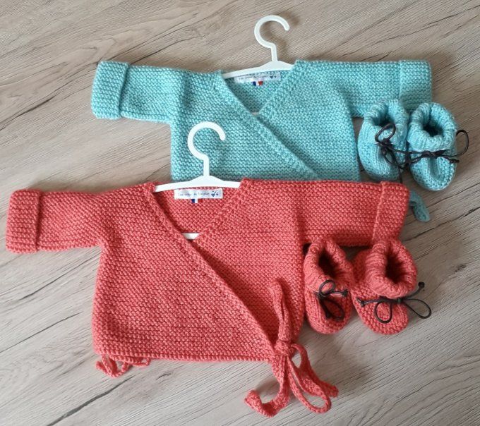 Brassière et petits chaussons assortis 