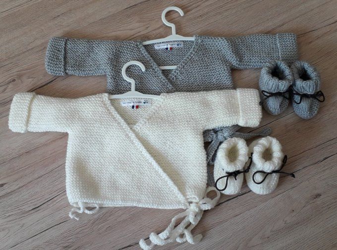 Brassière et petits chaussons assortis 