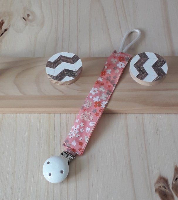 Attache-tétine tissu personnalisée en coton fleuri