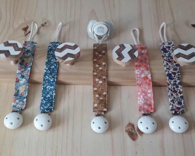 Attache-tétine tissu personnalisée en coton fleuri