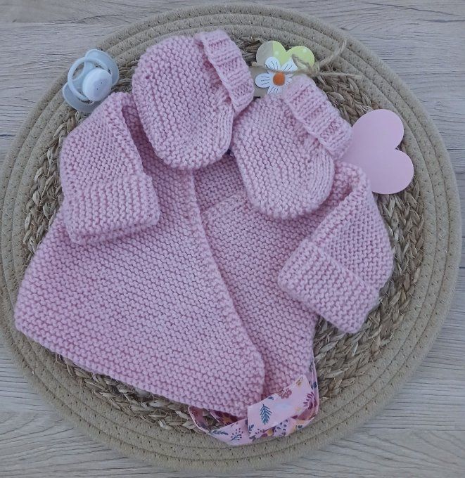 Ensemble brassière et petits chaussons en laine