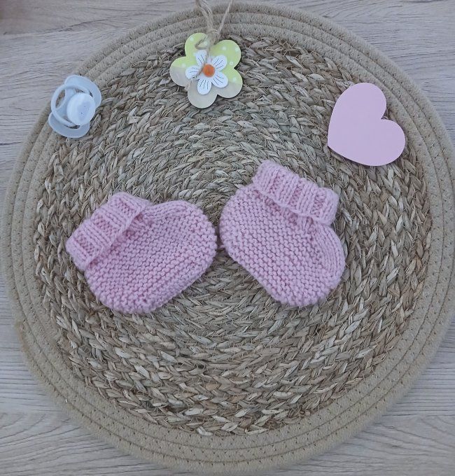 Ensemble brassière et petits chaussons en laine