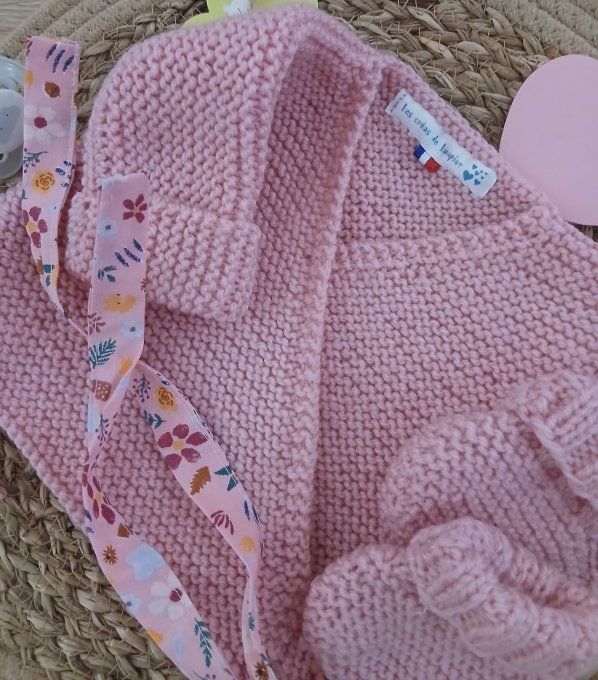 Ensemble brassière et petits chaussons en laine