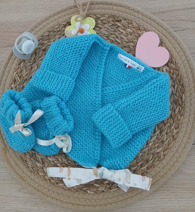 Ensemble brassière et petits chaussons en laine 