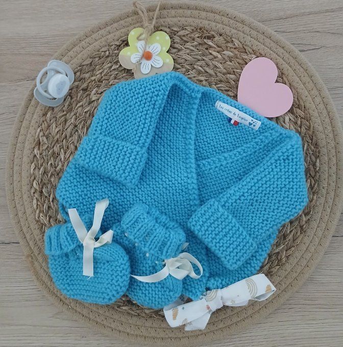 Ensemble brassière et petits chaussons en laine 