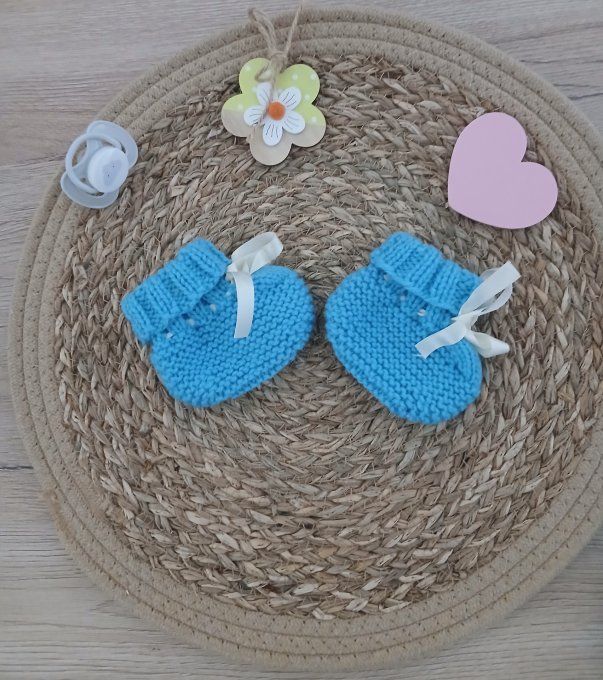 Ensemble brassière et petits chaussons en laine 