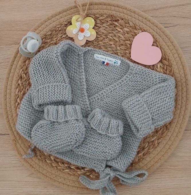 Ensemble brassière et petits chaussons en laine