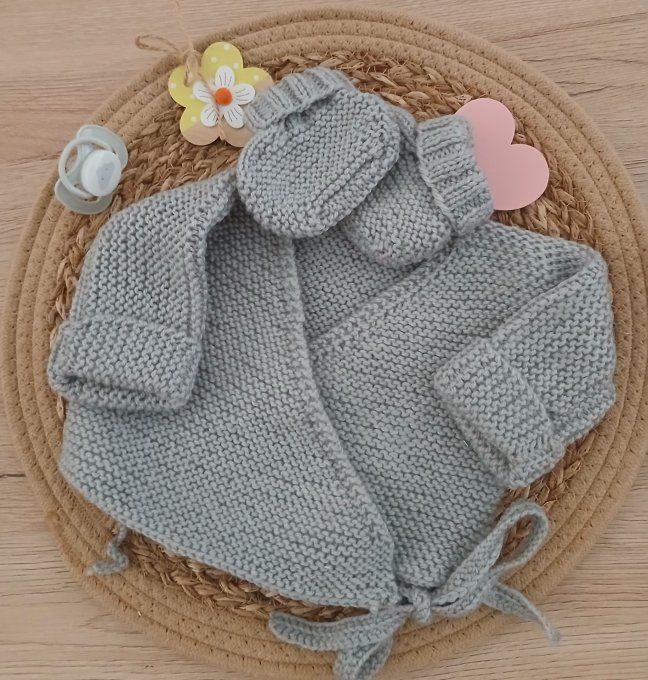 Ensemble brassière et petits chaussons en laine