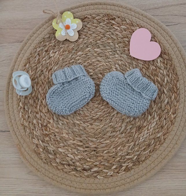 Ensemble brassière et petits chaussons en laine