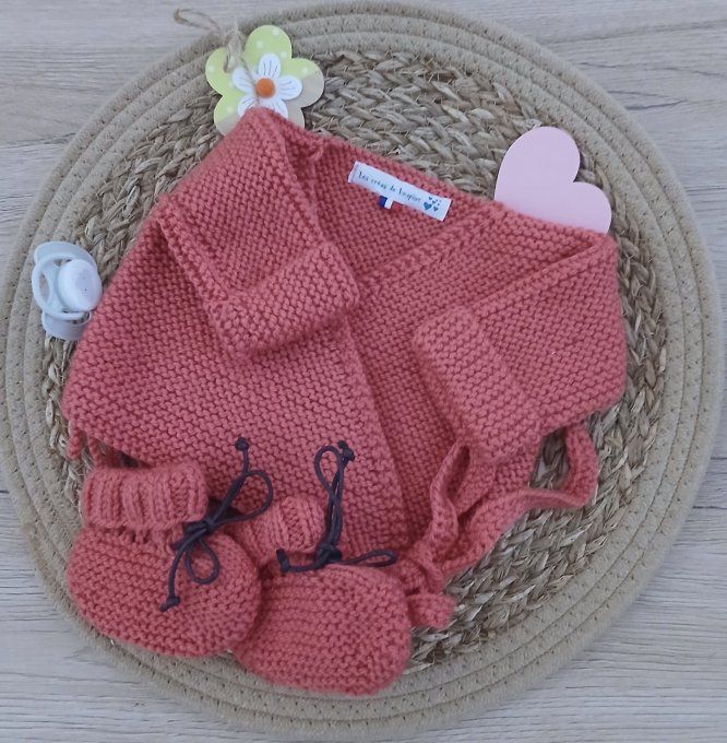 Ensemble brassière et petits chaussons en laine