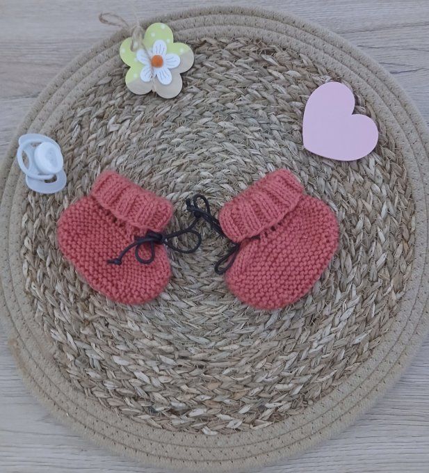 Ensemble brassière et petits chaussons en laine