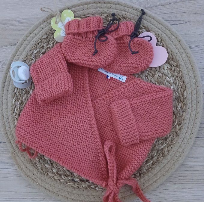 Ensemble brassière et petits chaussons en laine