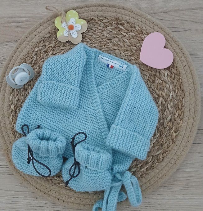 Ensemble brassière et petits chaussons en laine