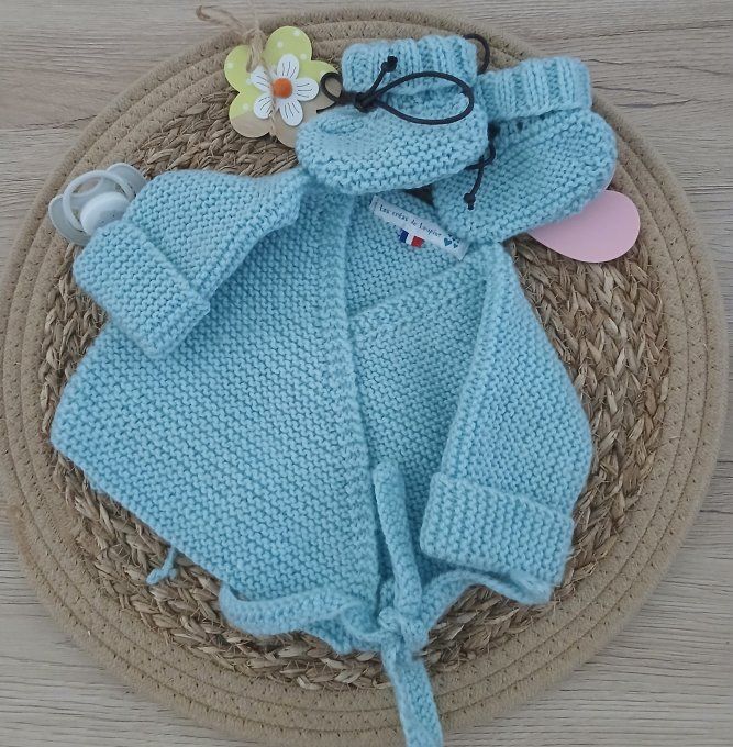 Ensemble brassière et petits chaussons en laine