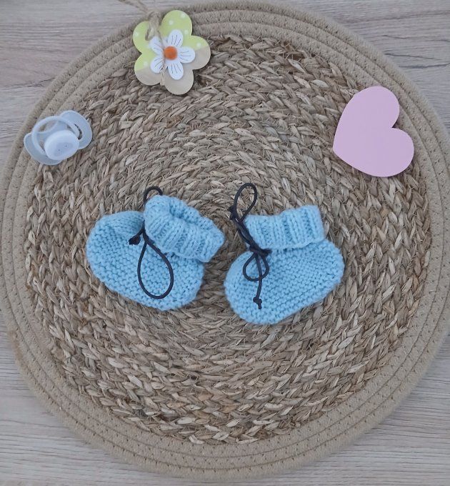 Ensemble brassière et petits chaussons en laine