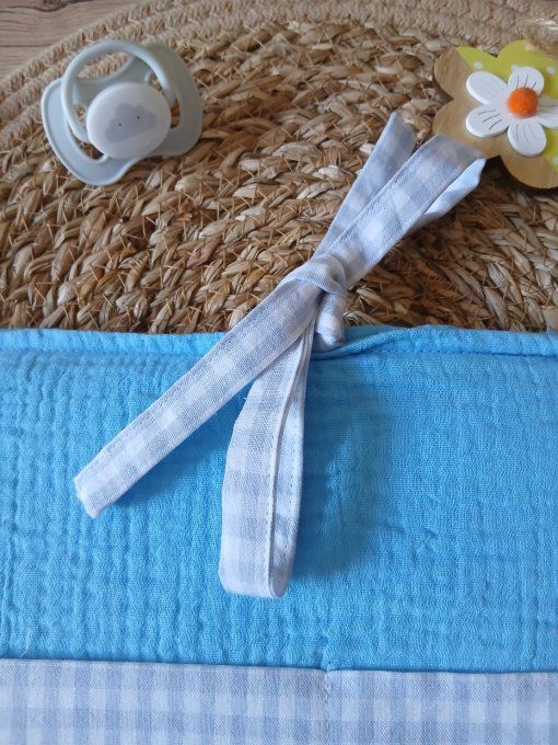 Range-doudou en tissu Vichy bleu ciel – Personnalisé & Fait main