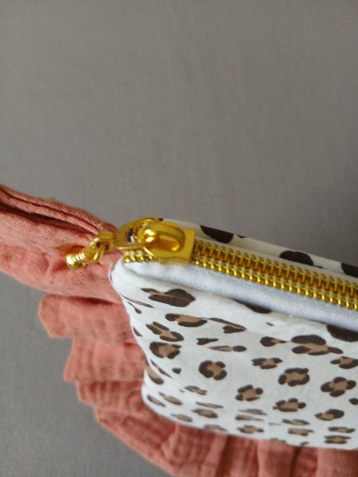 Trousse à Volants en coton léopard et 5 Lingettes