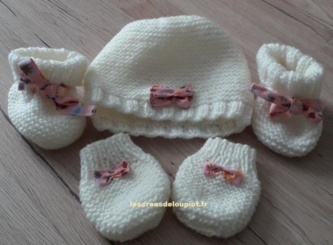 Ensemble bébé en laine tricoté main : bonnet, moufles et chaussons