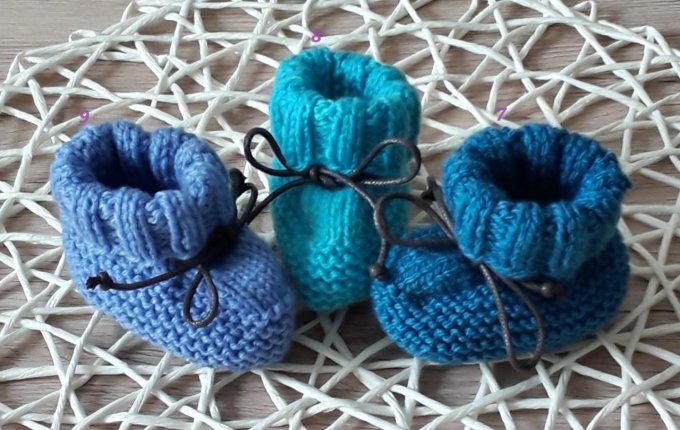 PETITS CHAUSSONS EN LAINE AVEC LACETS