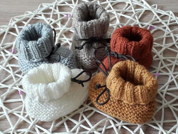 PETITS CHAUSSONS EN LAINE AVEC LACETS