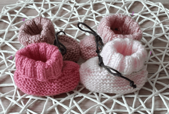 PETITS CHAUSSONS EN LAINE AVEC LACETS