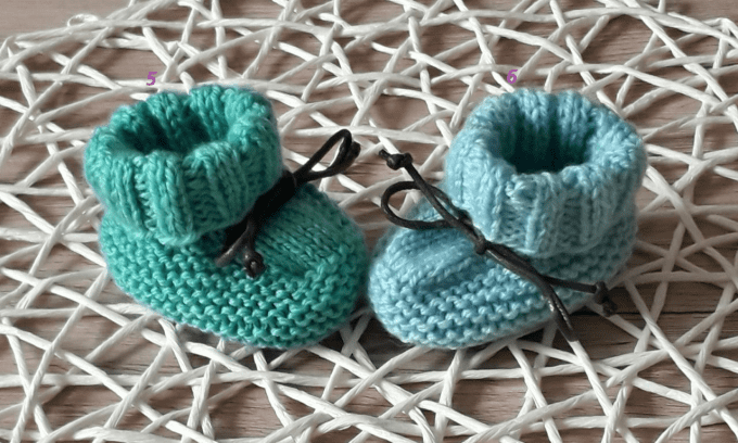 PETITS CHAUSSONS EN LAINE AVEC LACETS