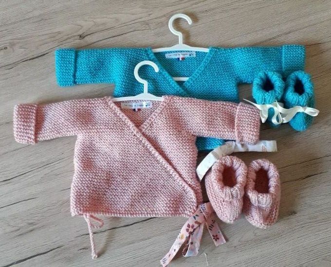 Brassière et petits chaussons assortis 